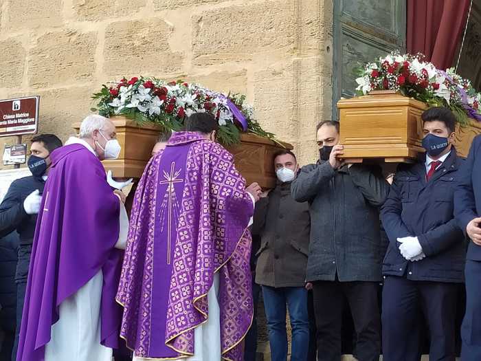Famiglia distrutta dal Covid a Pietraperzia, il parroco durante i funerali: “Siamo sconvolti”
