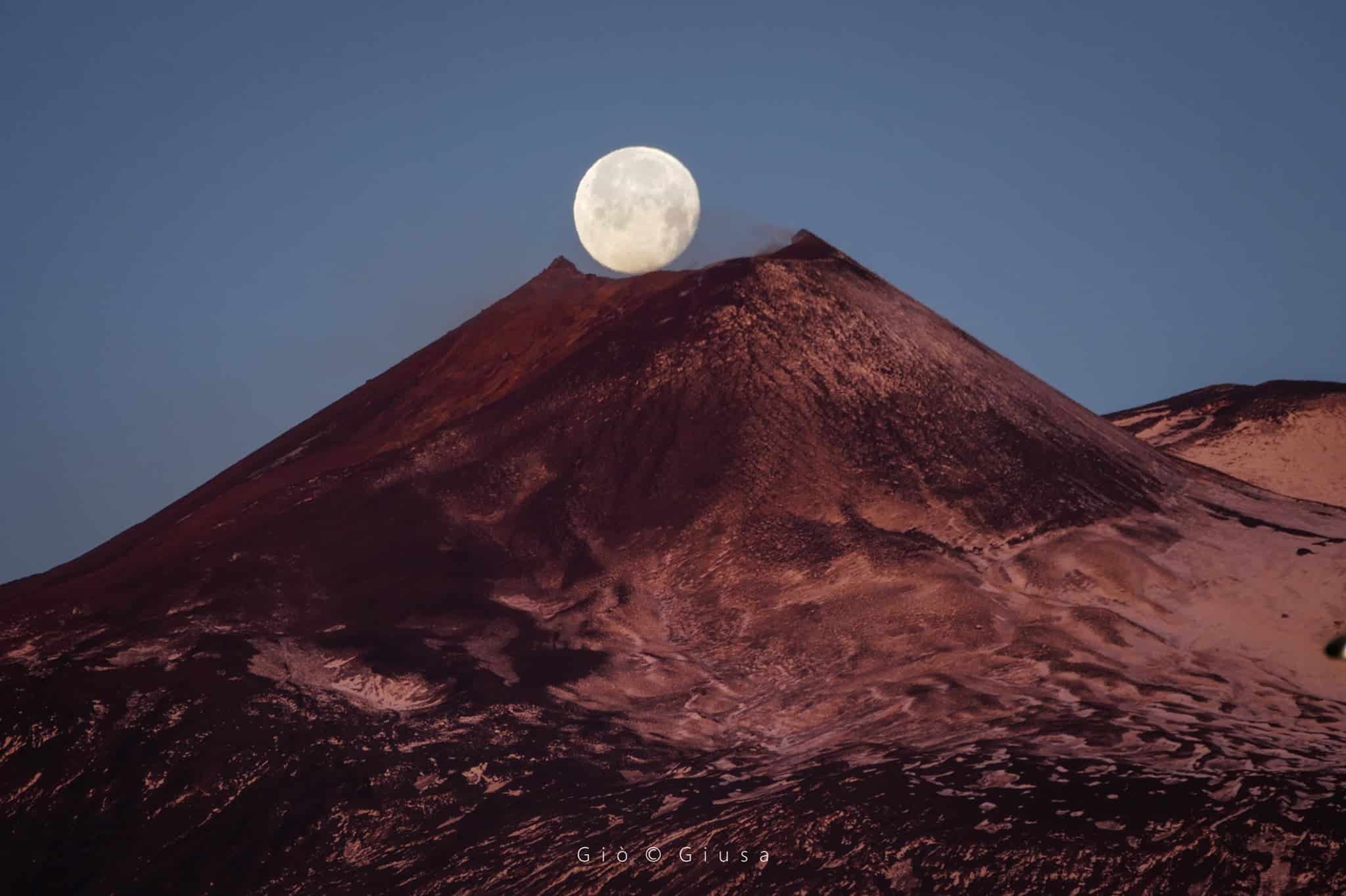 La Luna si “tuffa” nel Cratere dell’Etna, lo scatto mozzafiato che ha incantato i catanesi
