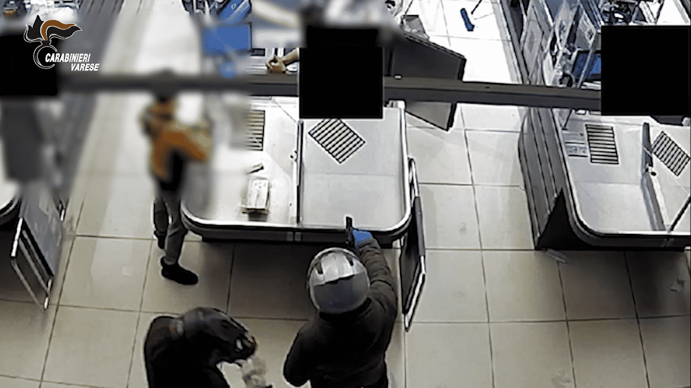 Ruba un motorino e poi va a rapinare supermercato, arrestato 34enne catanese “in trasferta” – VIDEO