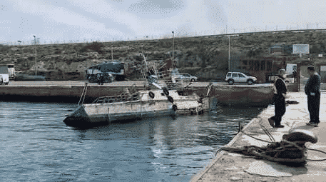 Lampedusa, al via la rimozione delle imbarcazioni abbandonate all’approdo dei migranti. Martello: “Grande giorno”