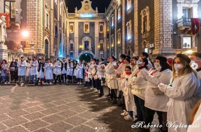 Sant’Agata 2022, “tappeto” di devoti in piazza Duomo ma dentro la Chiesa massimo rispetto delle norme anti-Covid
