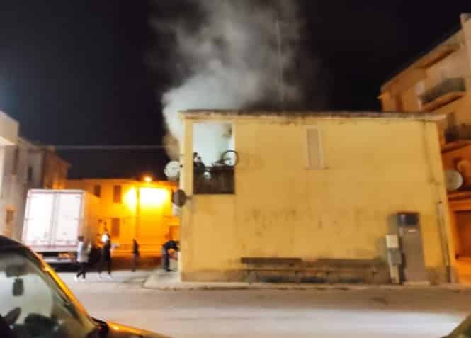 Corto circuito in via Biancospino, fiamme e fumo invadono la casa: residenti fuggono dal balcone