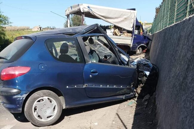 Terribile schianto sulla SS 115, scontro frontale tra furgone e auto: conducente in ospedale