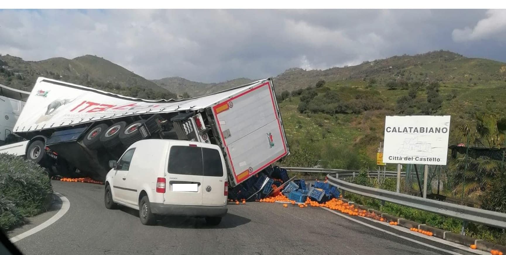 Incidente sulla SS 114, camion si ribalta all’altezza di Calatabiano: traffico interrotto