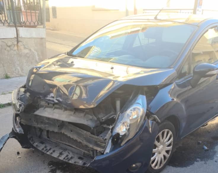 Incidente in via Regina Margherita, impatto violento tra due auto: coinvolti anche mezzi in sosta