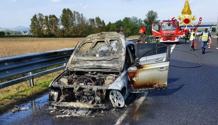 Gravissimo incidente sulla A19, Opel Corsa in fiamme dopo scontro con autocarro: 20enne in ospedale