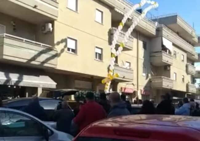 Morte Mario Di Peri, oggi i funerali del 22enne: palloncini e lacrime al momento dell’addio