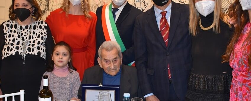 Nonno Giuseppe compie 100 anni: attraversò a nuoto lo Stretto di Messina