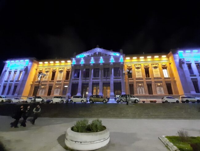 Palazzo Zanca si illumina con i colori della bandiera dell’Ucraina. Santoro: “Presenti a sostegno”