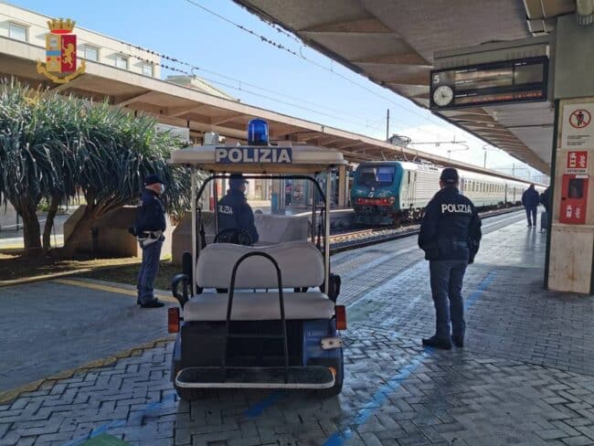 Controlli per i binari del treno, bloccata una famiglia che tentava di salire senza green pass: l’operazione