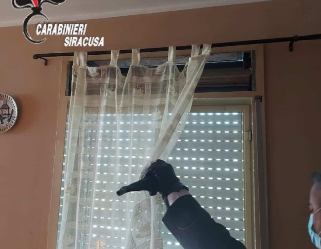 Arrestato per spaccio di droga: nascondeva le dosi nelle tapparelle