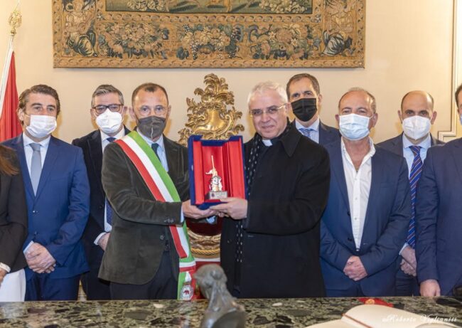 Prima uscita per monsignor Renna, visita a Palazzo degli Elefanti. Giovedì al Cannizzaro con Razza
