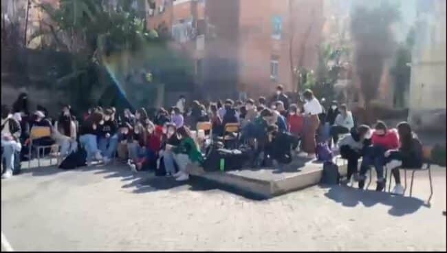 Scuola Boggio Lera in autogestione, gli studenti in protesta: “Aspettiamo soluzioni dopo il crollo”