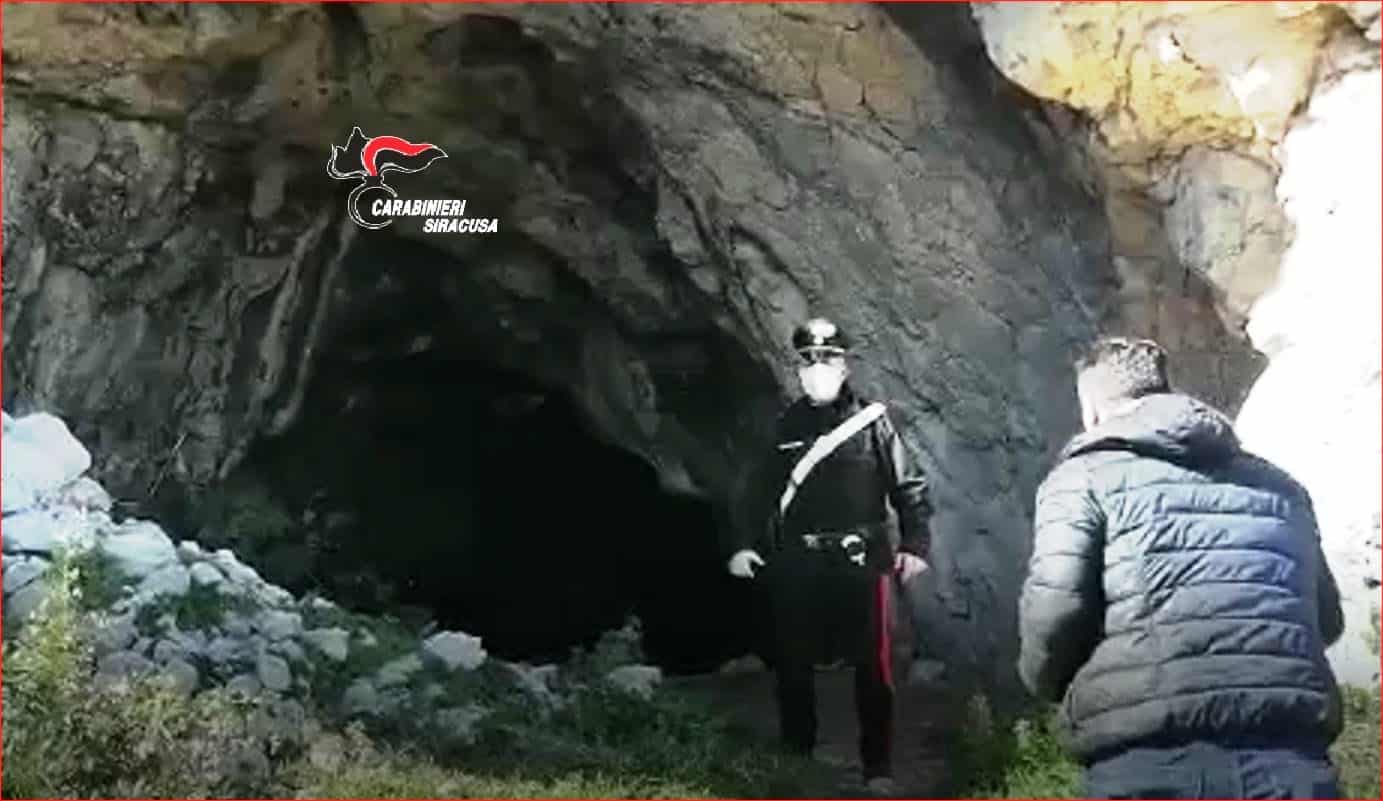 Siracusa, ritrovati in una grotta di Ortigia resti che potrebbero essere umani – Le FOTO