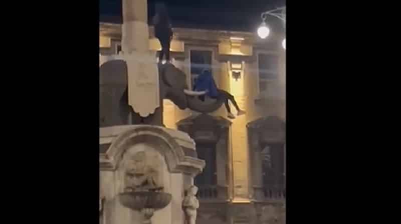 Catania, vandali appesi alla proboscide del Liotru: il VIDEO che ha fatto indignare la popolazione