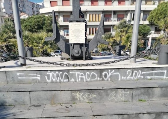 Catania, vandalizzato il Monumento ai caduti del mare. Writer lascia il segno con vernice spray