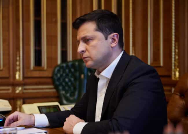 Kiev sotto attacco, esplosioni e spari nella notte. Zelensky: “Non lascio Paese, servono munizioni”