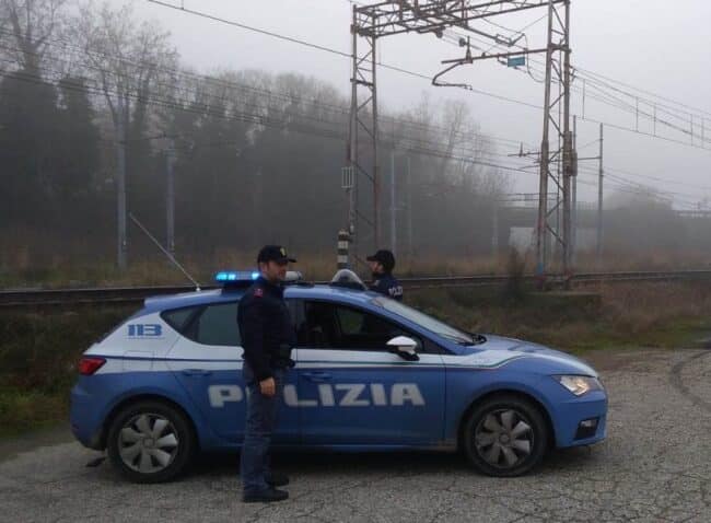 In treno senza biglietto, documenti e Green Pass ma con un coltello: denunciato 20enne