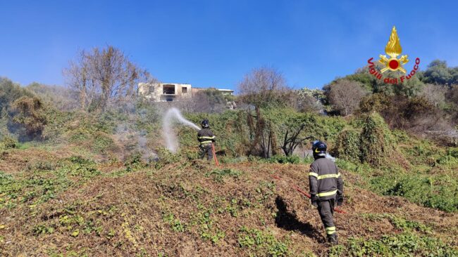 Catania, vasto incendio divampa nella Timpa della Leucatia – FOTO e VIDEO