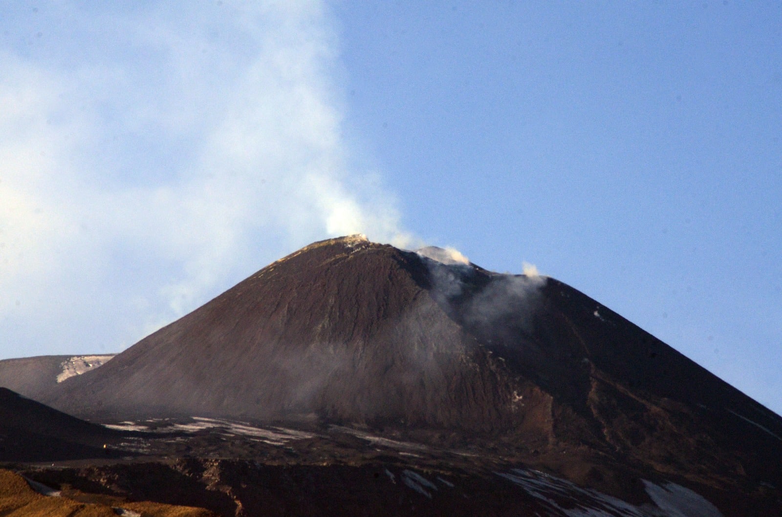 Etna in eruzione, modesto trabocco lavico: il tremore vulcanico raggiunge un livello elevato