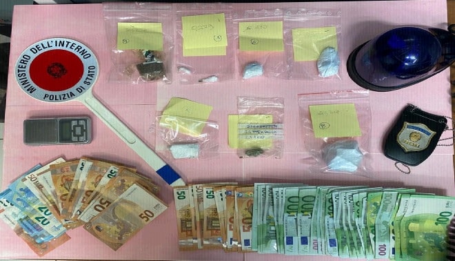 Casa trasformata in supermarket della droga, sequestrati stupefacenti e denaro: arrestato 30enne