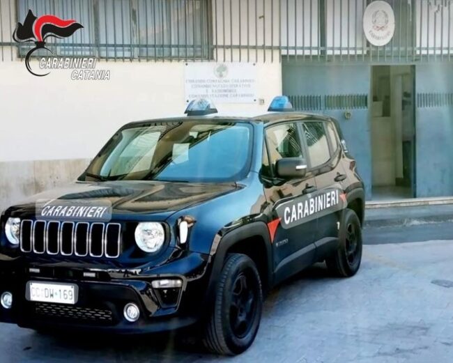 Folle inseguimento sulla SS 192, 38enne cerca di seminare i carabinieri ma finisce contro muro: in manette