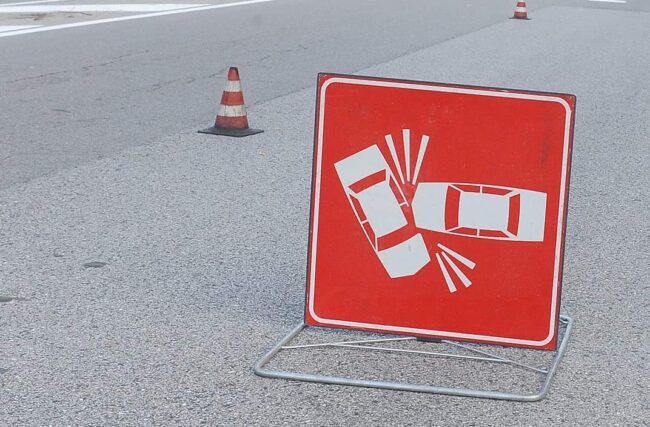 Violento scontro auto-moto lungo la SS 115, due feriti gravi trasferiti in ospedale