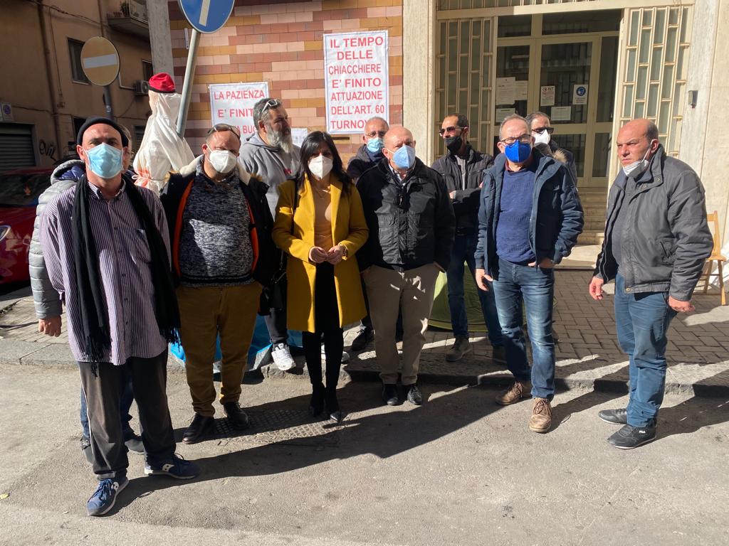 Catania, la protesta senza fine dei lavoratori davanti al Consorzio di Bonifica. La deputata Marano: “È inammissibile”