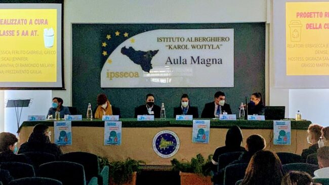 Rispetto dell’ambiente attraverso la didattica peer to peer nel plesso di via Lizio Bruno dell’IPSSEOA K. Wojtyla – FOTO e VIDEO