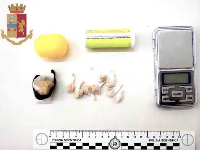 Gela, 57enne arrestato con droga in casa: segnalati tre soggetti per uso di eroina