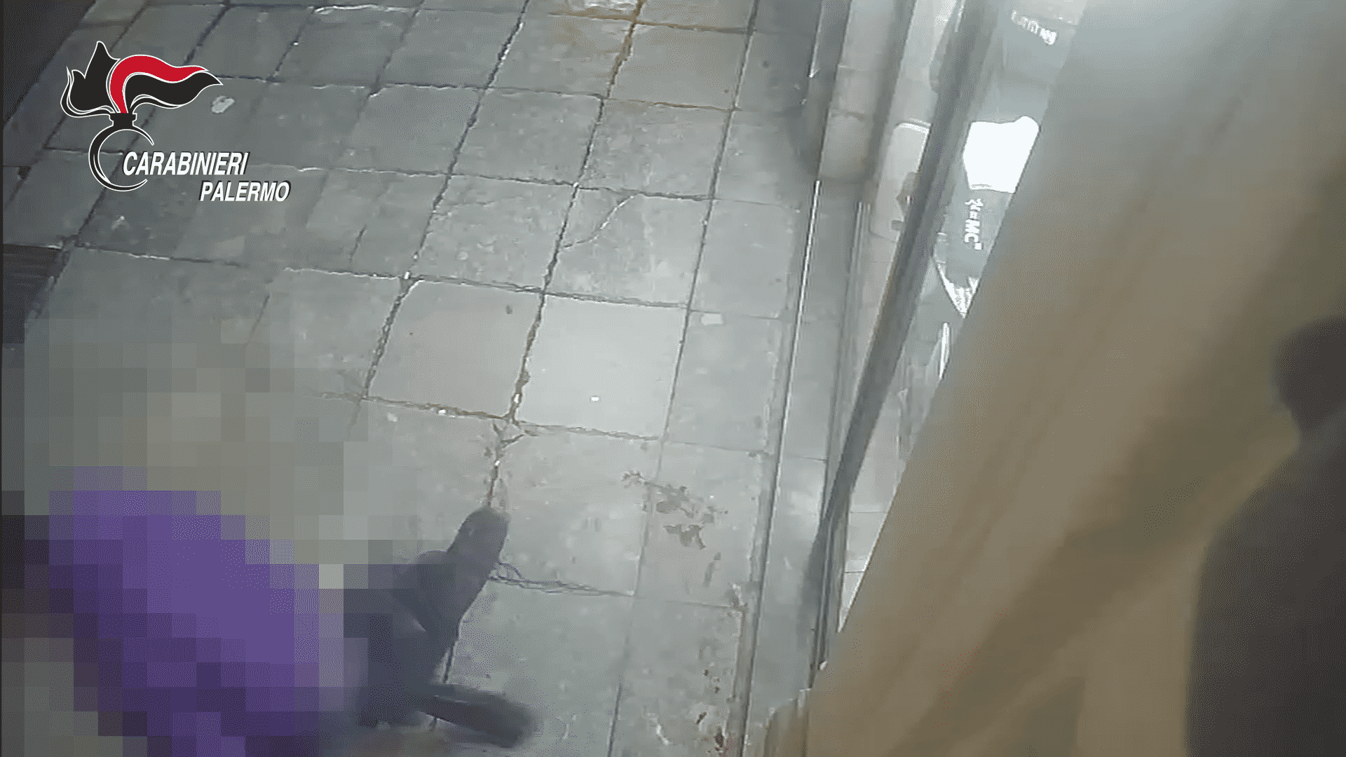 Pestaggio in pieno centro a Palermo: le immagini riprese dalle telecamere di sorveglianza – VIDEO