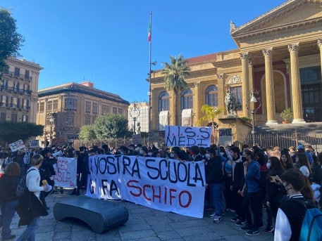 La scuola che “uccide”: studenti in piazza a Palermo contro l’alternanza scuola-lavoro