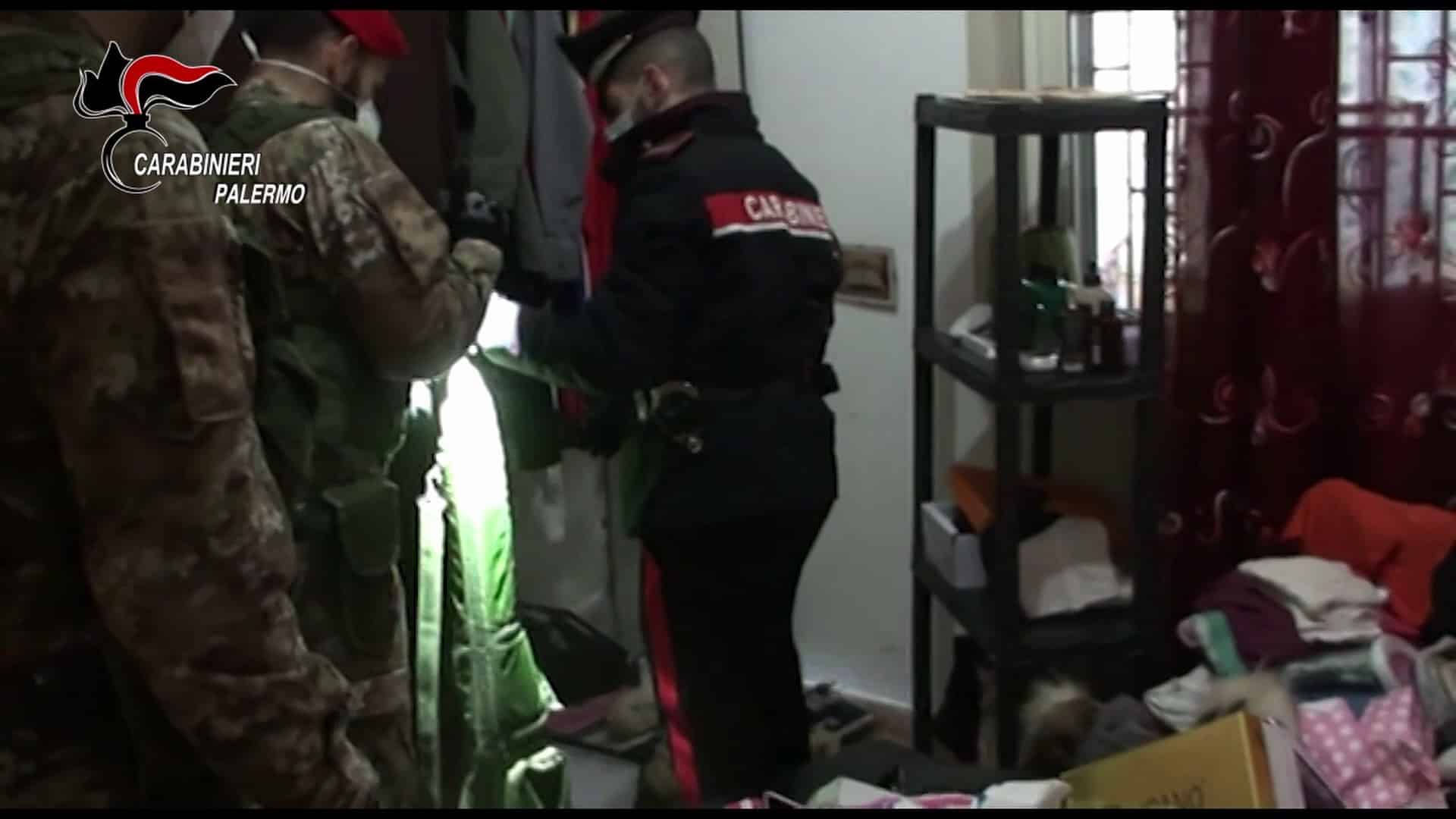 Fucili e pistole in casa, dopo la perquisizione scattano 3 arresti: armi inviate al RIS per l’analisi – VIDEO