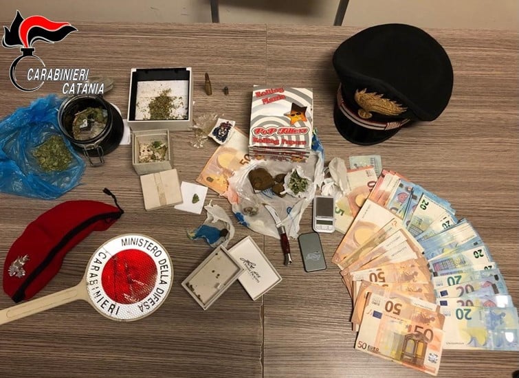 Controlli nel Catanese, giovanissimo spacciatore arrestato in casa: nascondeva droga e soldi
