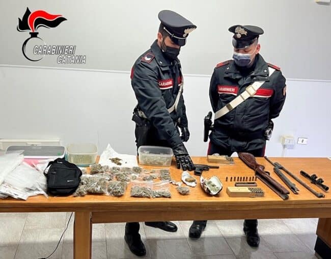 Giovane del Catanese beccato in giro con droga e pistola, “tradito” dall’odore di marijuana e dal nervosismo