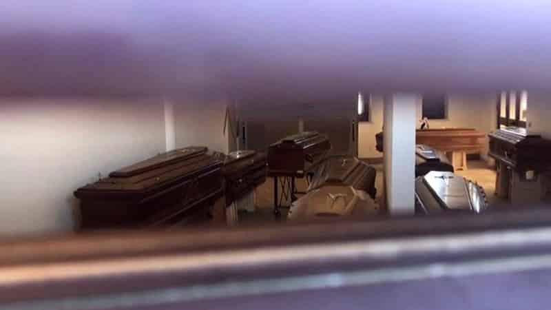 Sette bare da oltre due anni in attesa di sepoltura: il dramma del cimitero “Piano Gatta”