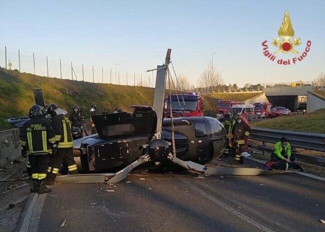 Incidente A9, elicottero privato precipita in autostrada: due feriti, traffico bloccato – FOTO