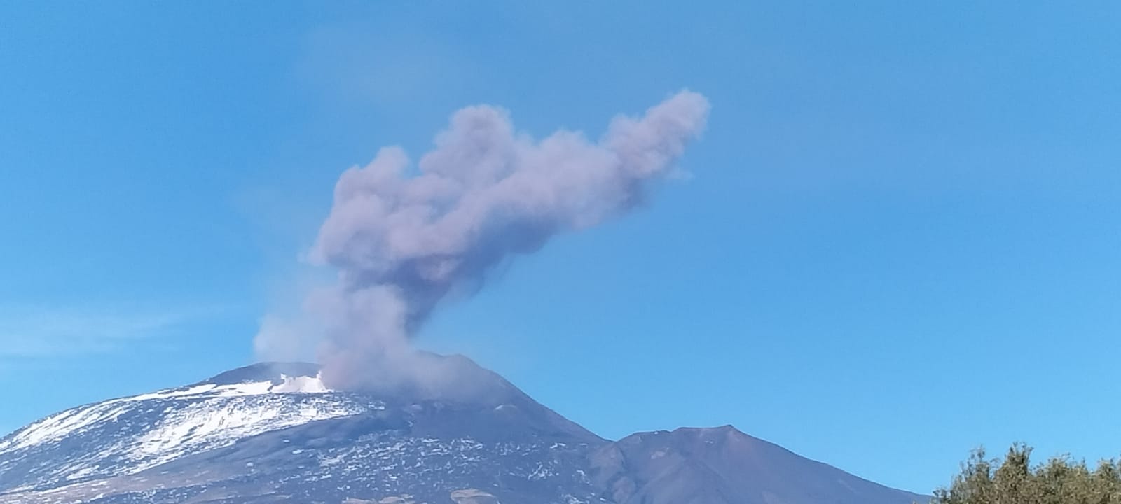 Etna, ricaduta di cenere in corso: tremore vulcanico basso, la situazione