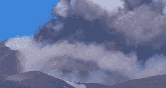 Etna in eruzione, fontana di lava e ricaduta di cenere in corso