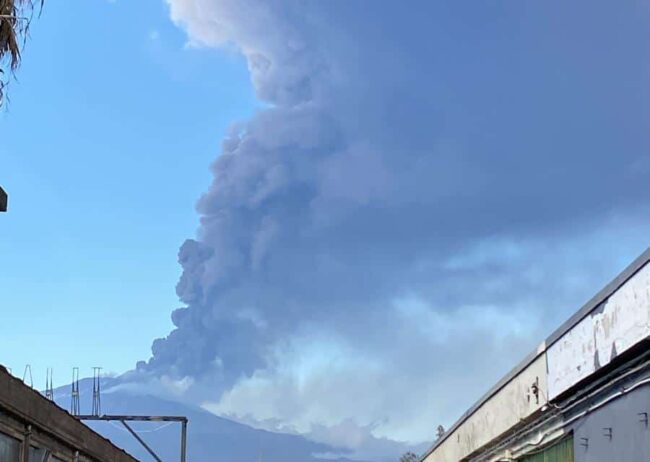 Etna in eruzione, chiuso l’aeroporto di Catania: nube vulcanica di 12mila metri – AGGIORNAMENTI