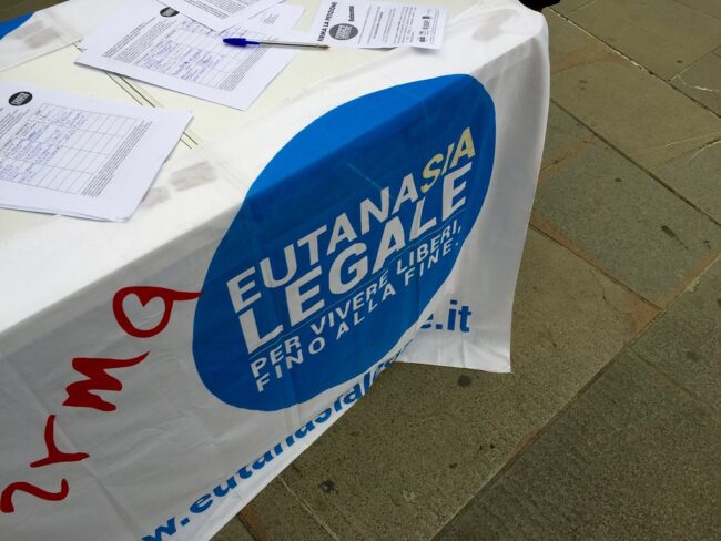Eutanasia, la Corte costituzionale boccia il referendum: dichiarata l’inammissibilità del quesito
