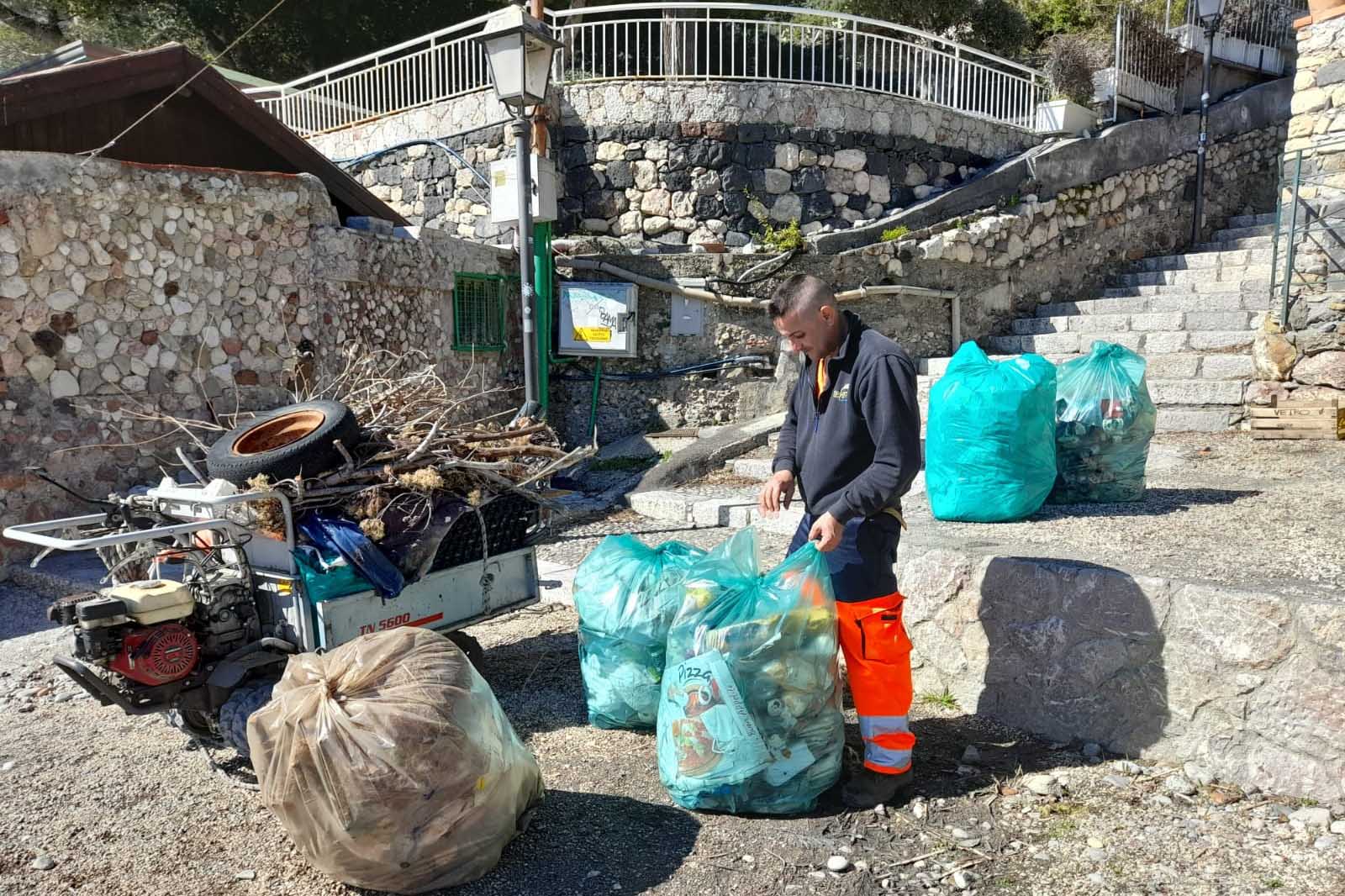 Isola Bella, bonificato l’arenile della riserva naturale: rifiuti recuperati dall’Università di Catania e dal Comune Di Taormina