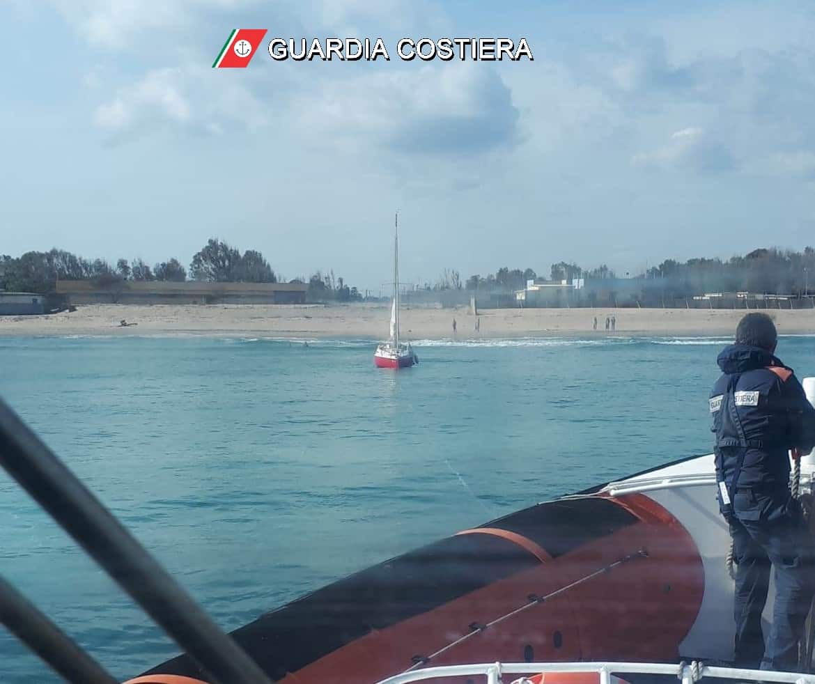 Barca a vela incagliata alla Playa di Catania, soccorse 4 persone – FOTO