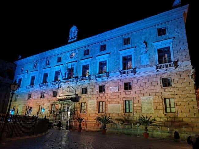 Solidarietà e vicinanza all’Ucraina, Palazzo delle Aquile illuminato con i colori della Nazione