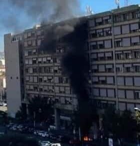Avrebbe dato fuoco agli oggetti dei senza tetto: incendio nel centro storico di Catania