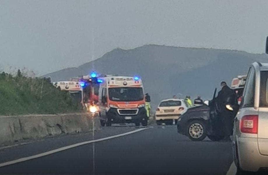 Gravissimo incidente sulla Catania-Gela: 3 auto coinvolte e 5 feriti estratti dalle lamiere, 1 è grave