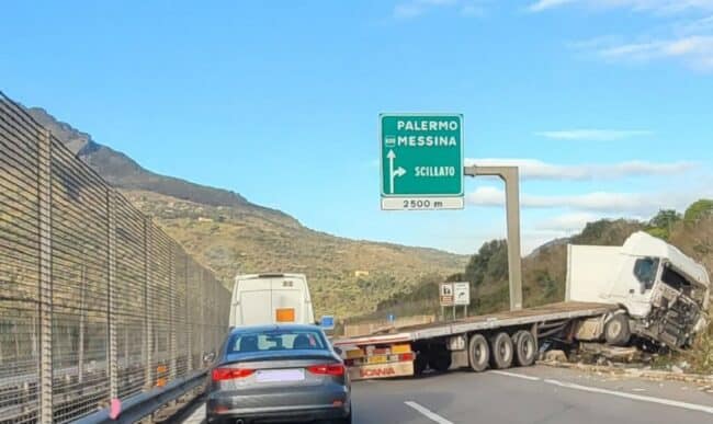 Incidente lungo la Palermo-Catania, tir sbanda e provoca tamponamento a catena: un ferito