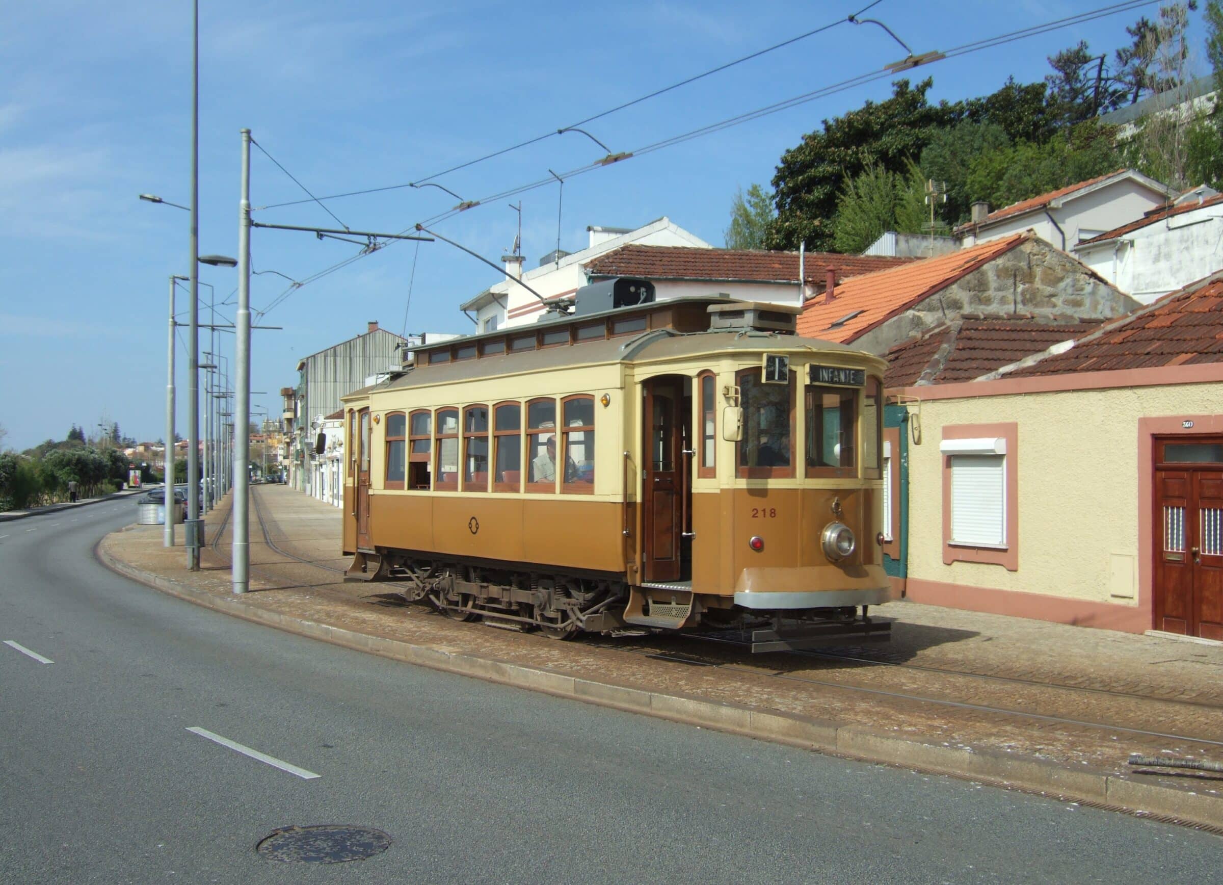 Incidente in Portogallo, vacanza finisce in dramma: uomo di Vittoria travolto da un tram
