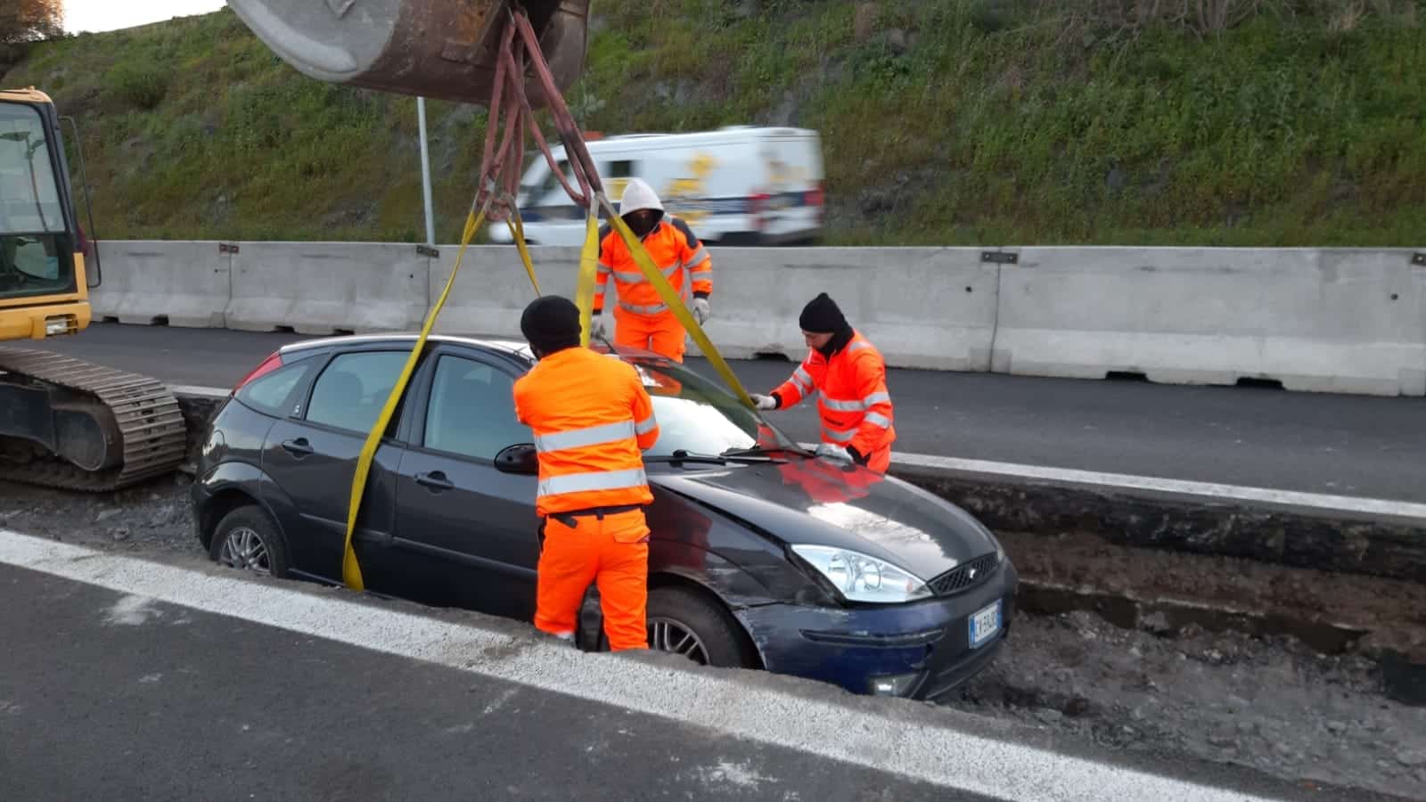 Incidenti Tangenziale di Catania: 4 auto coinvolte e diversi feriti, anziano finisce nel cantiere