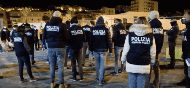 Il viaggio della speranza in condizioni disumane: in 7 perdono la vita, arrestato presunto scafista – VIDEO